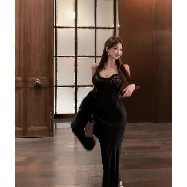 轻奢潮牌款黑色v领吊带裙秋冬纯欲高级感收腰显瘦含胸垫缎面长裙