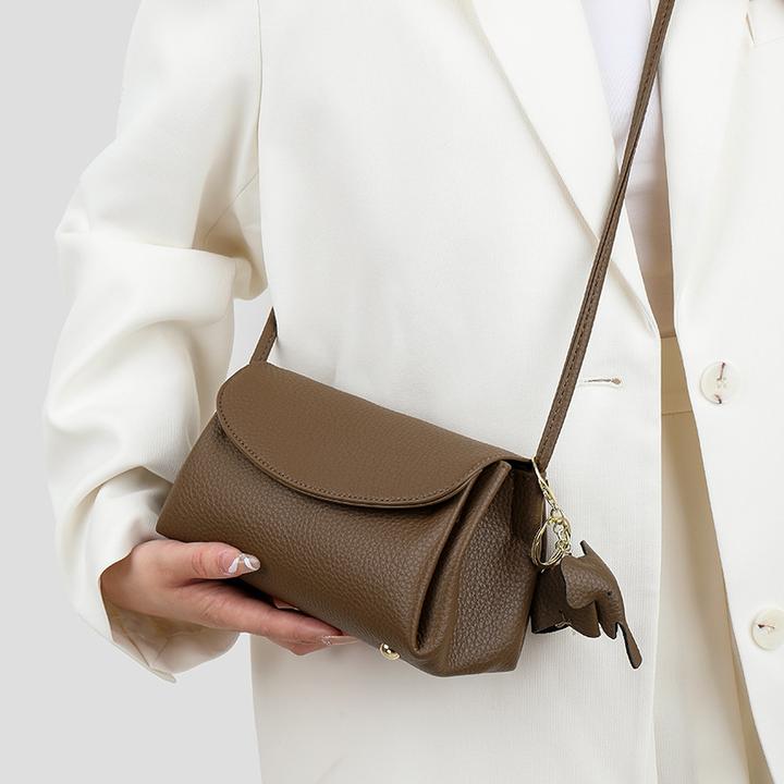 香港女包法式小众翻盖包休闲小包包新款时尚斜挎单肩包送小象挂饰