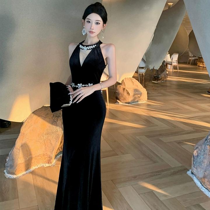 法式气质名媛性感黑色丝绒挂脖连衣裙女秋冬重工订钻生日礼服长裙