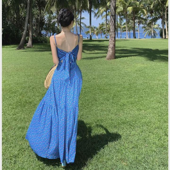 茶歇法式蓝色碎花吊带连衣裙女夏季露背三亚海边度假风沙滩长裙子