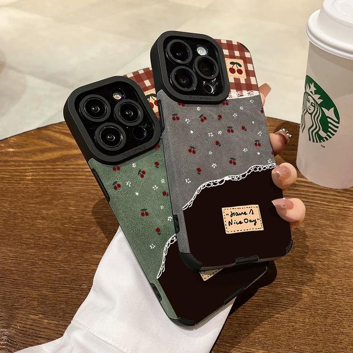 欧克里里红格纹樱桃适用苹果16手机壳iPhone15翻毛皮14/13趣味12/