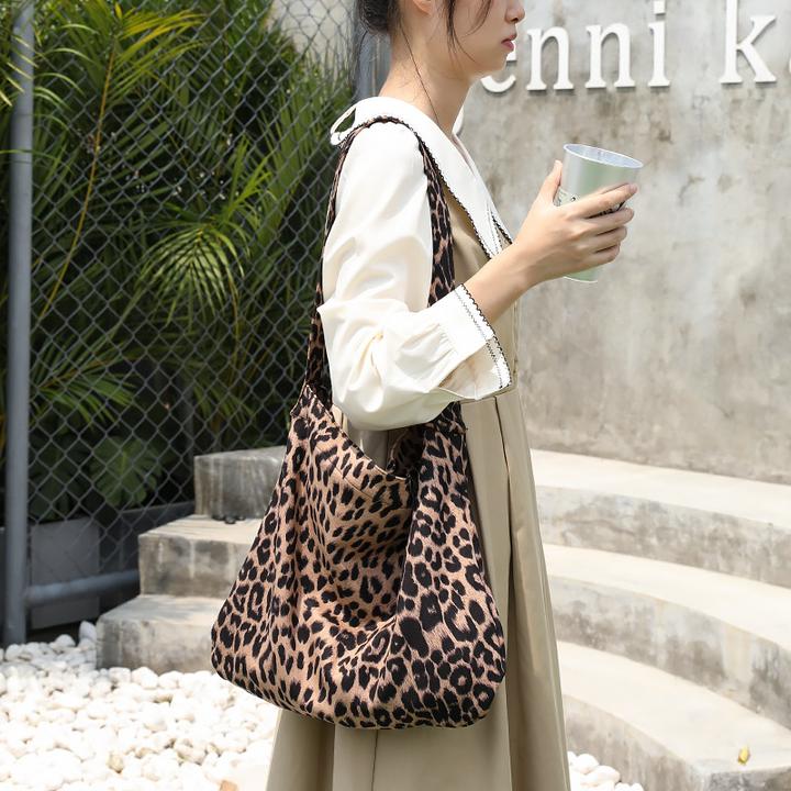 韩版新款豹纹绒布托特包女时尚流行帆布单肩包学生上课斜挎布袋潮