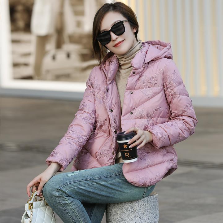 百搭短款外套秋冬新款大码宽松高级感刺绣轻盈保暖白鸭绒羽绒服女