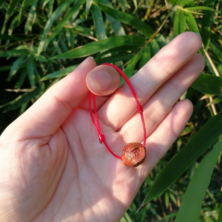 野生桃核雕刻鲤鱼串珠红绳手绳宝宝满月儿童百天节日礼物脚绳