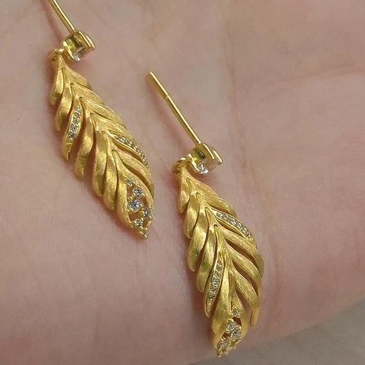 卡柒 铜合金耳饰 爆闪金色拉丝闪锆羽毛耳钉复古轻奢高级感耳饰女