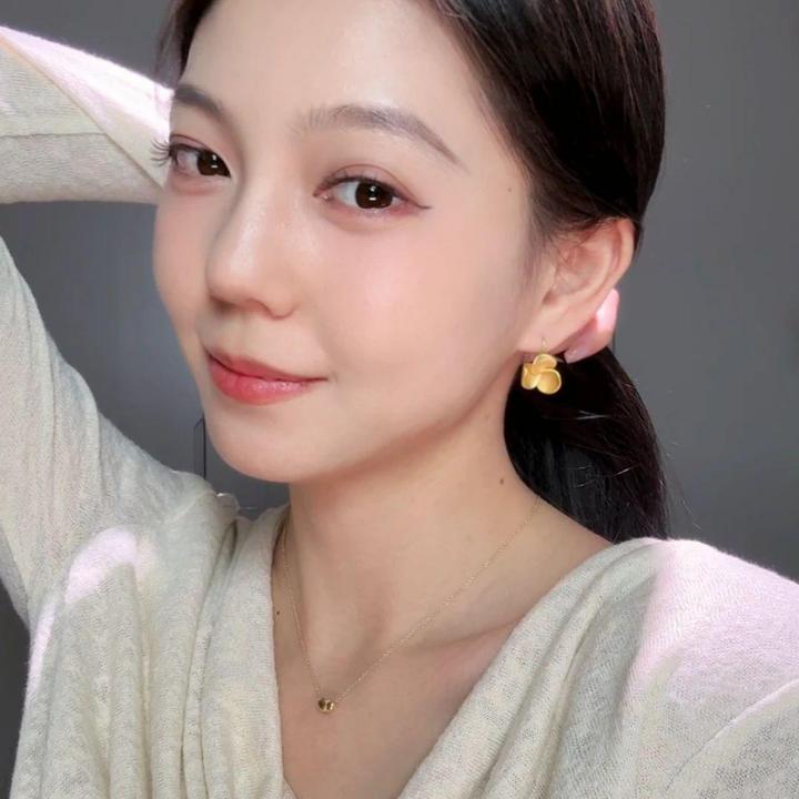 合金耳饰 冬季高级感金色三瓣鸡蛋花耳钉女花朵简约甜美日常款通