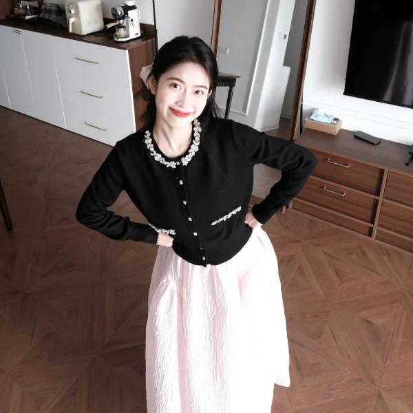 2025秋季新款法式气质小香风镶钻黑色针织上衣粉色半身裙两件套女