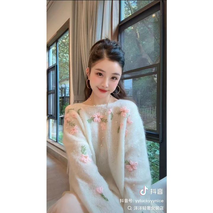 洋洋优选-【白月光】冬季新款温柔风立体花朵软糯套头毛衣女YY72233