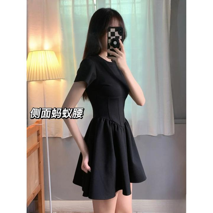 黑色鱼骨连衣裙女夏季修身小黑裙a字短裙子短款2025新款法式套装