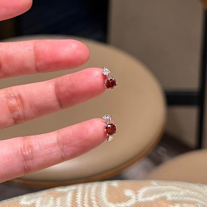 卡柒 铜合金耳饰 红色mini耳环女时尚小众设计高级感精致百搭耳饰