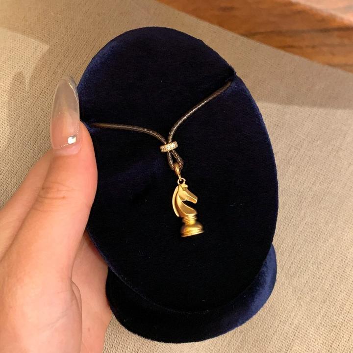 非金属皮质项链 新中式金色国际象棋马头项链女精致高级感毛衣链