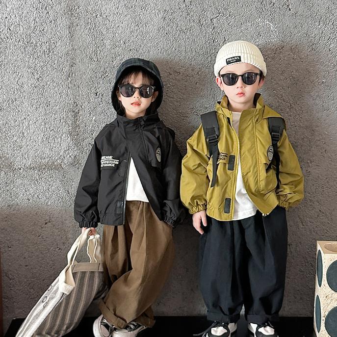 儿童冲锋衣2025春秋季新款男童韩系字母服贴标连帽上衣男孩