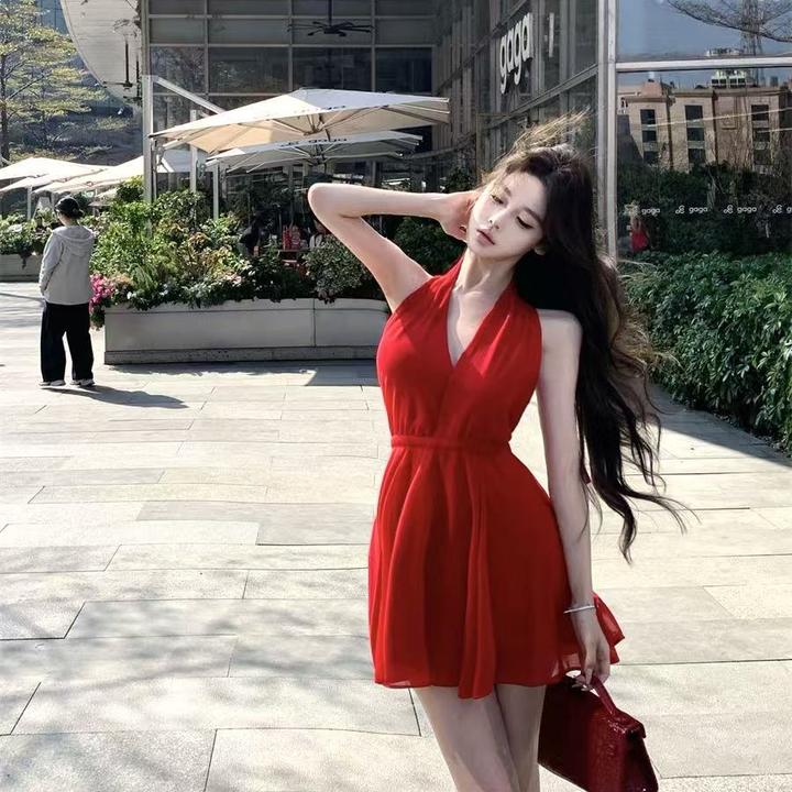 2025夏季新款法式性感纯欲修身收腰包臀无袖挂脖连衣裙显瘦短裙