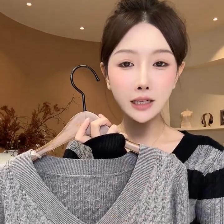 韩系2025秋冬新款时髦洋气减龄撞色条纹修身显瘦V领长袖针织上衣