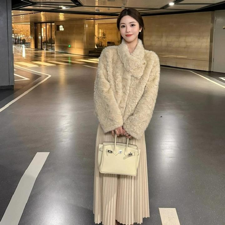 【 京都恋人】秋冬高级设计款气质围巾领短款毛毛外套皮毛一体上衣