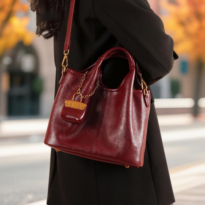 红色包包斜挎磁扣双根单肩款拉链防脏单肩包小众轻奢红色水桶包