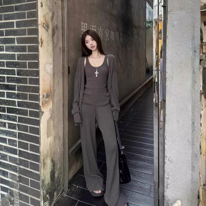 小个子大方得体穿搭早秋2025新款时尚简约针织上衣背心长裤三件套