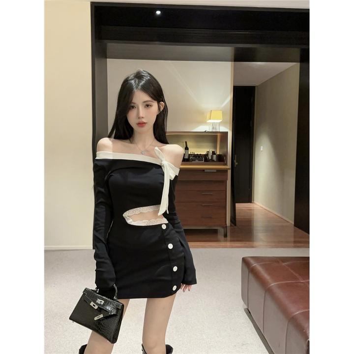 纯欲辣妹蕾丝镂空露腰斜肩连衣裙不规则撞色性感修身包臀裙女秋季