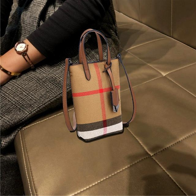 爆款迷你手机包女斜挎2025新款洋气小包包百搭轻便真皮格纹帆布包