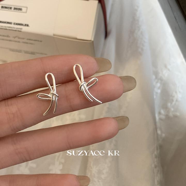 Suzyacc Kr 925银耳饰 【线条蝴蝶结】气质百搭简约小巧耳钉E2450