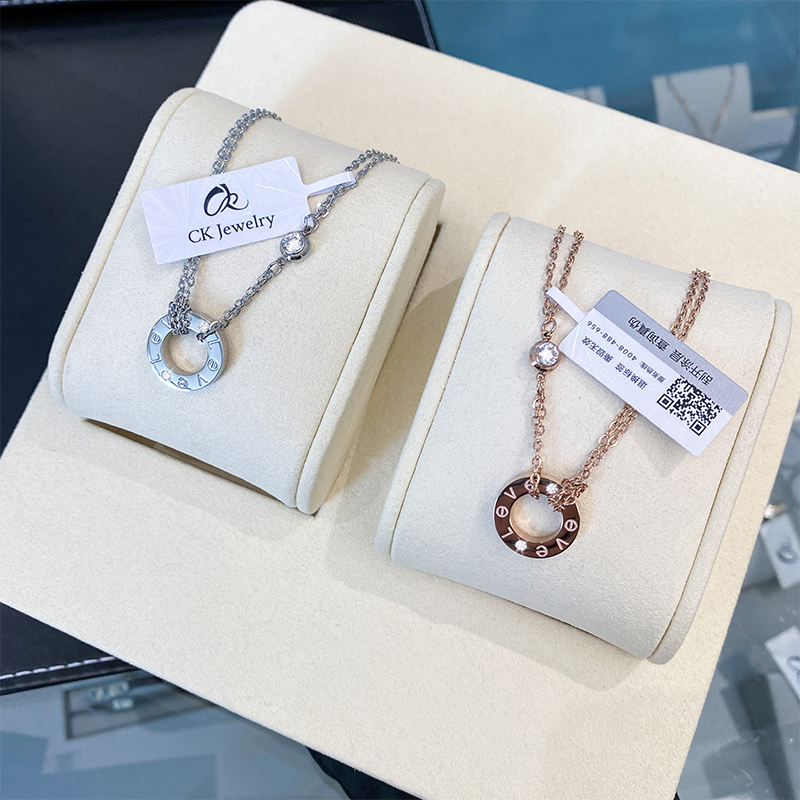 CK 钛钢项链 轻奢小众Love圆饼吊坠锁骨链简约气质项链毛衣链