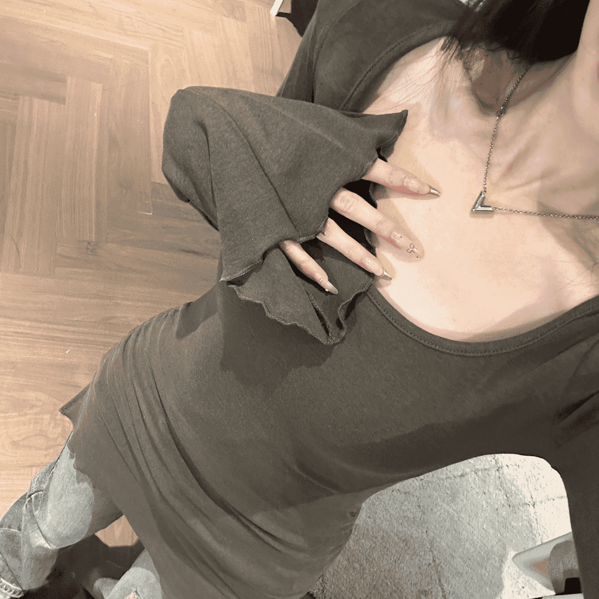 辣妈孕妇上衣百搭修身显瘦大方领喇叭袖上衣女韩版长袖褶皱打底衫