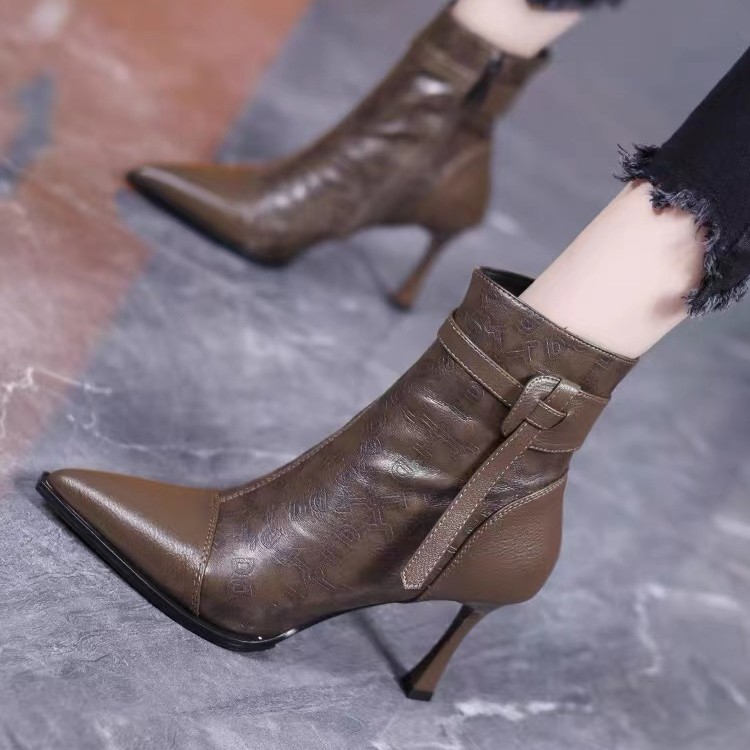 8CM卡其色尖头高跟短靴女秋冬新款设计感皮带扣拼接细跟瘦瘦靴女.