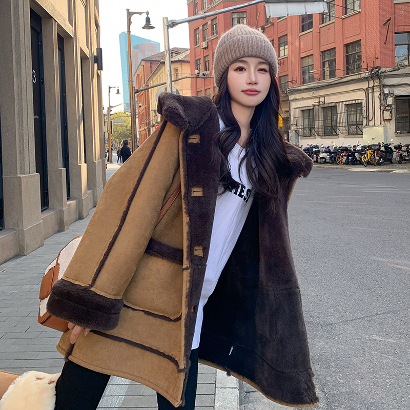 棕色美拉德皮毛一体加绒外套女2025冬新款复古宽松羊羔毛保暖棉衣