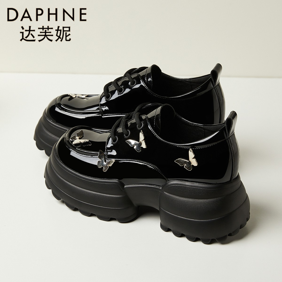 达芙妮25新款厚底增高黑色小皮鞋金属蝴蝶冬季英伦风休闲单鞋女款