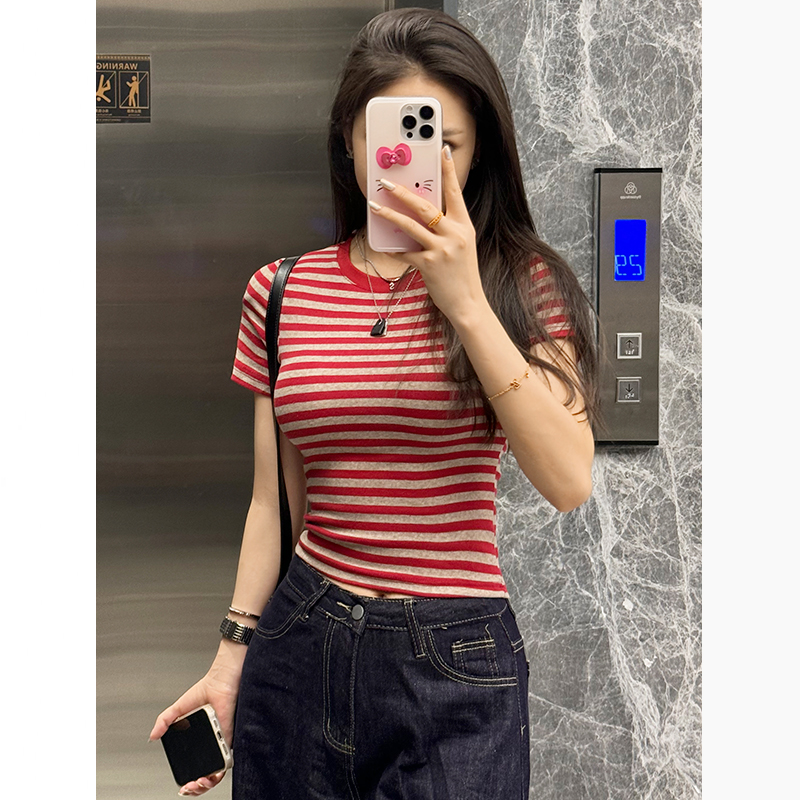 短袖t恤女夏季新款正肩撞色条纹复古时尚修身显瘦减龄短款上衣