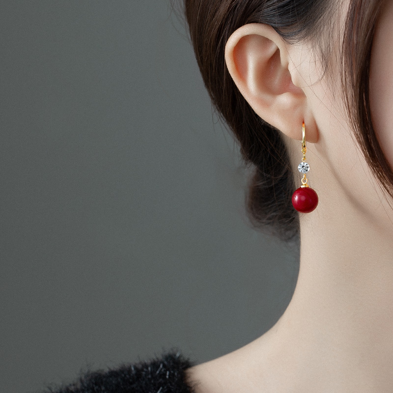 金美澳 铜合金耳饰 红色系穿搭圆珠耳环女秋冬高级感轻奢耳坠饰品