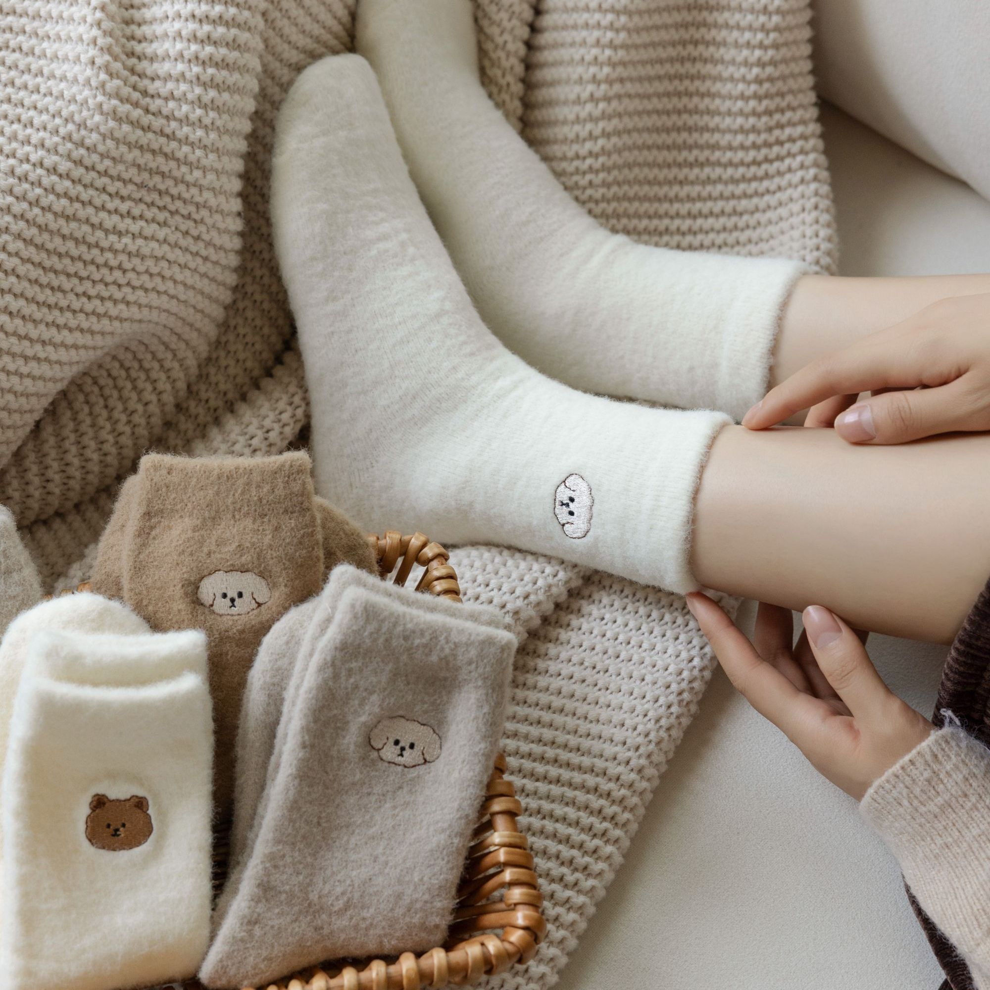 温暖雪天咖色系美拉德风冬季质感软糯的保暖可爱小狗中筒袜