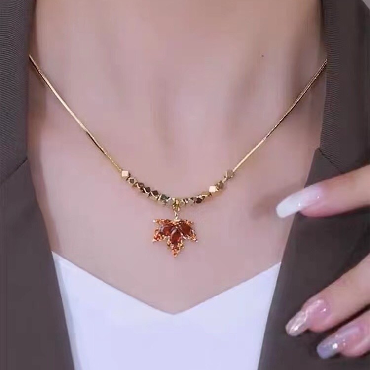 钛钢项链 时尚新款小方块红枫叶锁骨链女潮气质百搭设计感项链