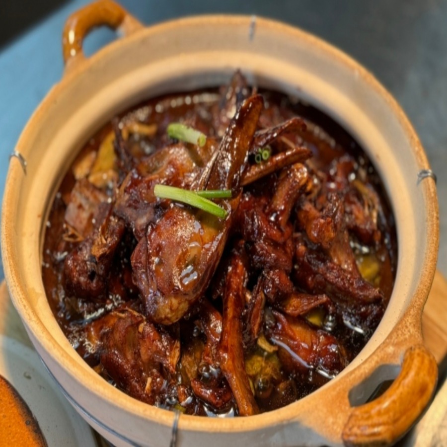 招牌砂锅香茅姜油鸭