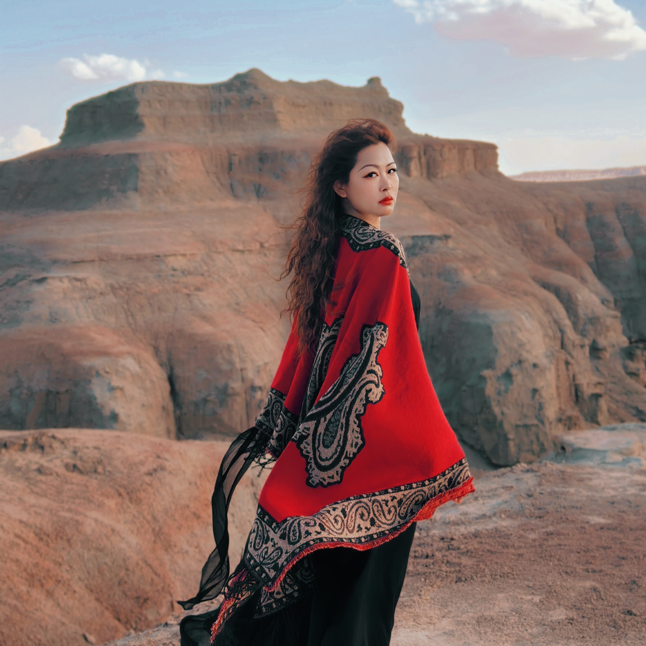 珍千红【董艺穿搭】国风红黑大披肩旅游拍照斗篷新疆西藏西北围巾