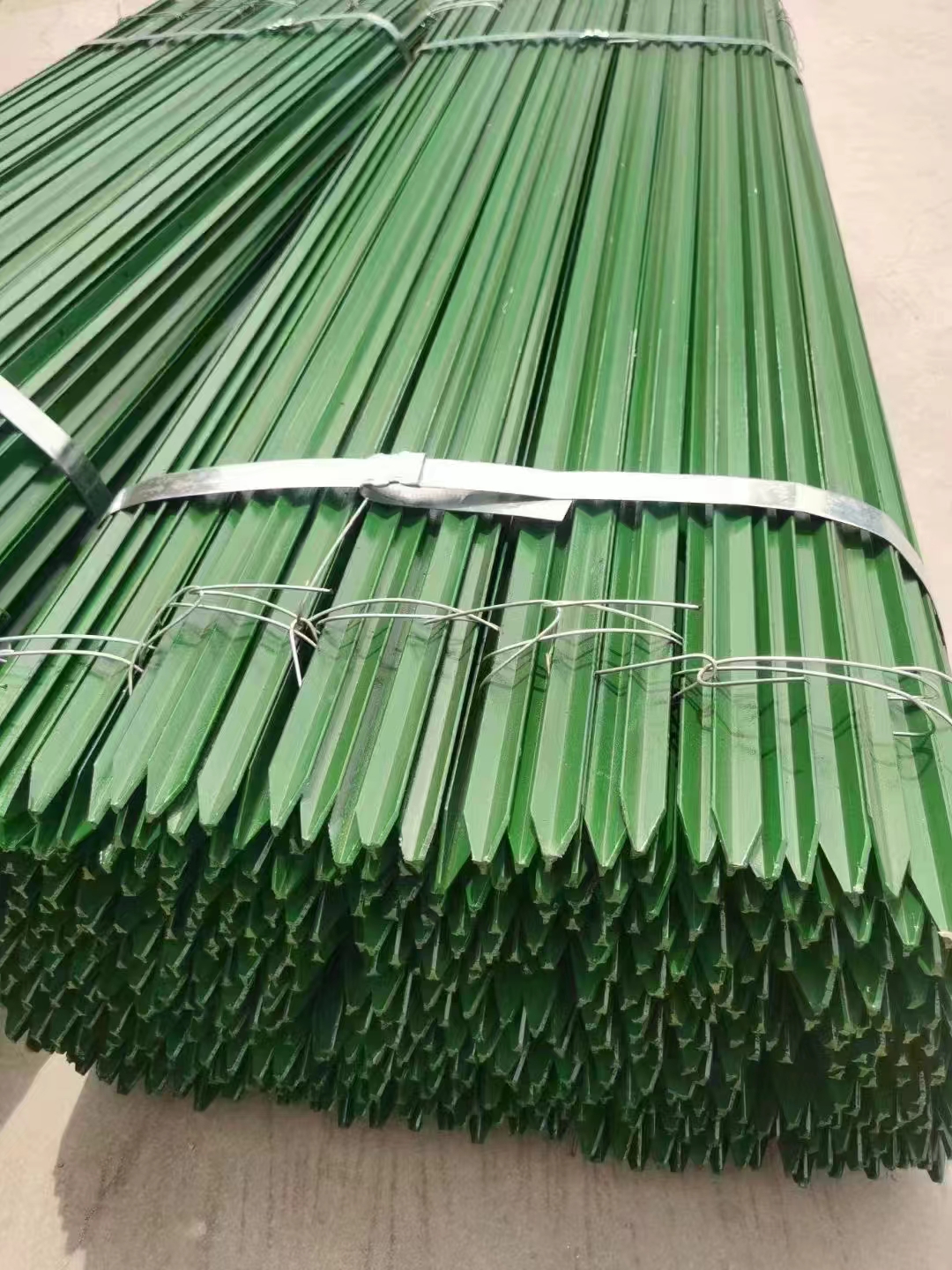 围网立柱批发三角轨道钢立柱果园菜园花园立柱瓜果养鸡网加粗立柱