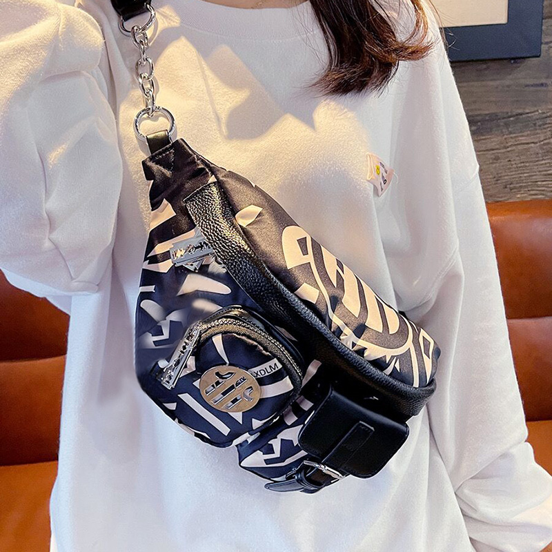 新款2025时尚印花轻便胸包斜挎包女包机车包潮流尼龙布腰包饺子包