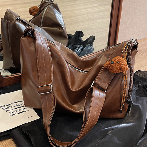 高级感复古斜挎包包女式2025年冬季流行单肩包大容量托特包通勤包