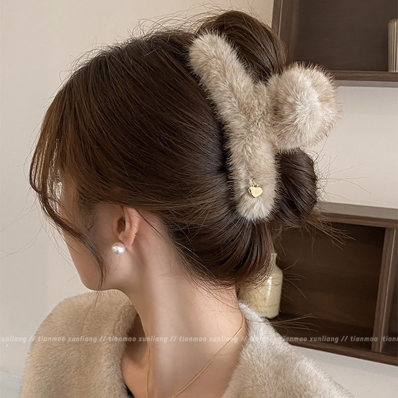毛毛鲨鱼夹女高级感2024新款后脑勺头饰大号盘发夹秋冬毛绒抓夹