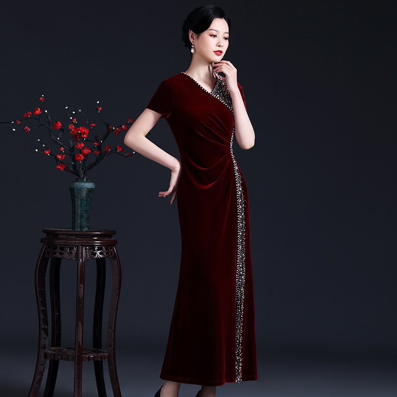 婚礼妈妈装高贵金丝绒长款婆婆婚宴服V领改良版旗袍裙手工钉珠秋