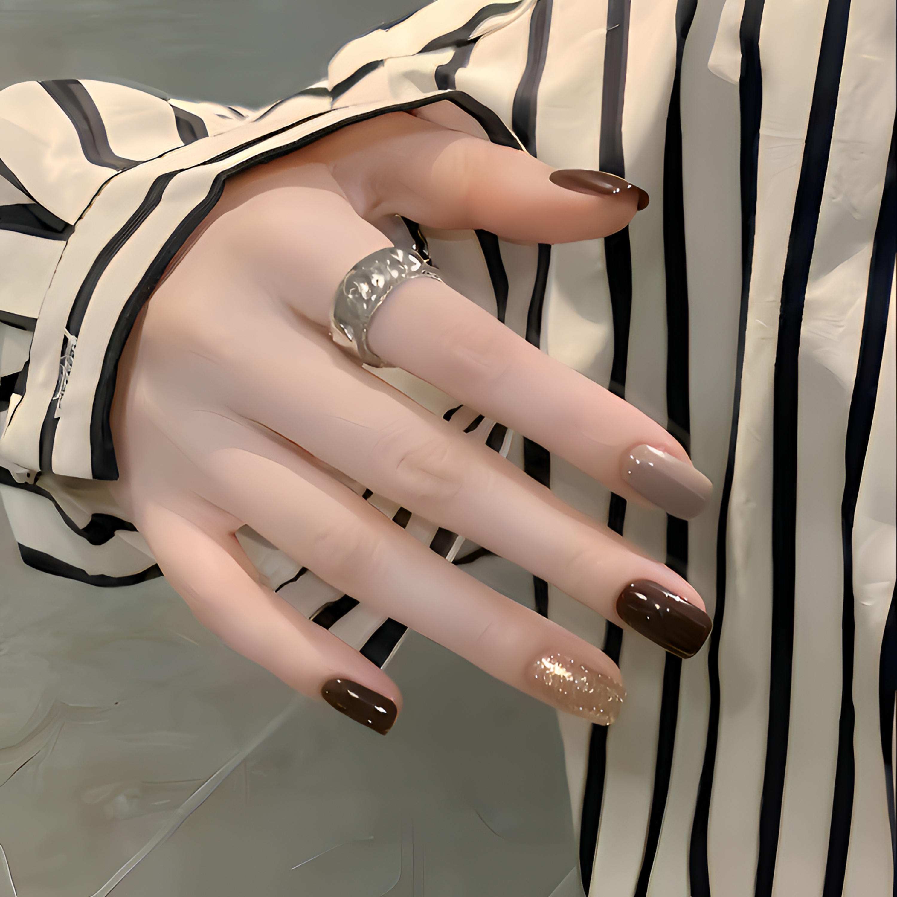 秋冬新款显气质手工穿戴甲爆闪金焦糖纯色巧克力美拉德系美甲贴片