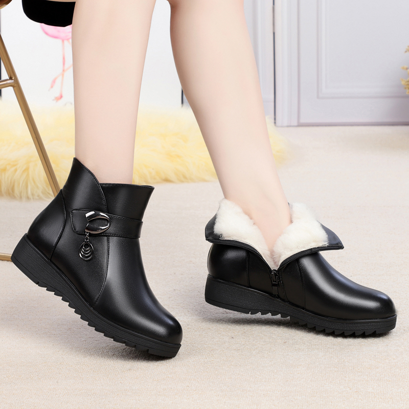 中老年人短靴女冬季平底软底圆头短筒真皮加绒妈妈加厚老人棉皮鞋