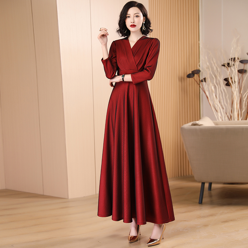 酒红色连衣裙2025秋冬新款宴会高贵气质长裙交叉褶皱裙子修身显瘦