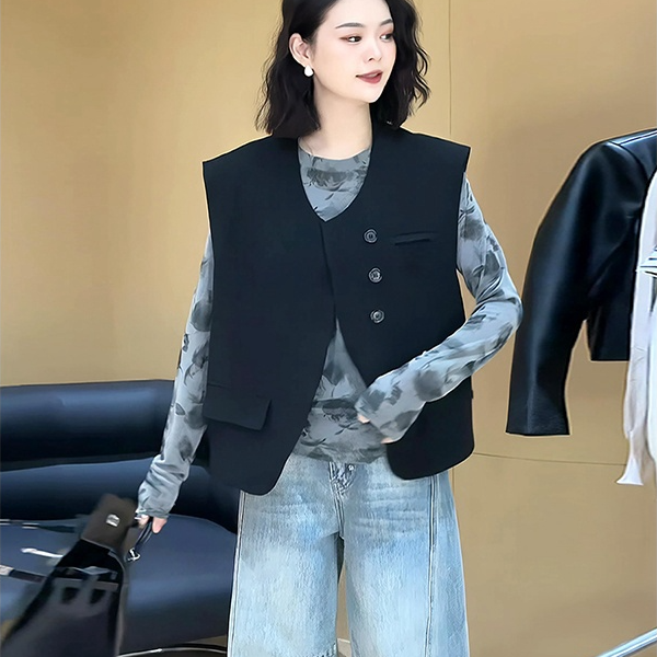 2024春夏新款黑色休闲西装马甲女港风时尚圆领单排扣小众马夹外穿