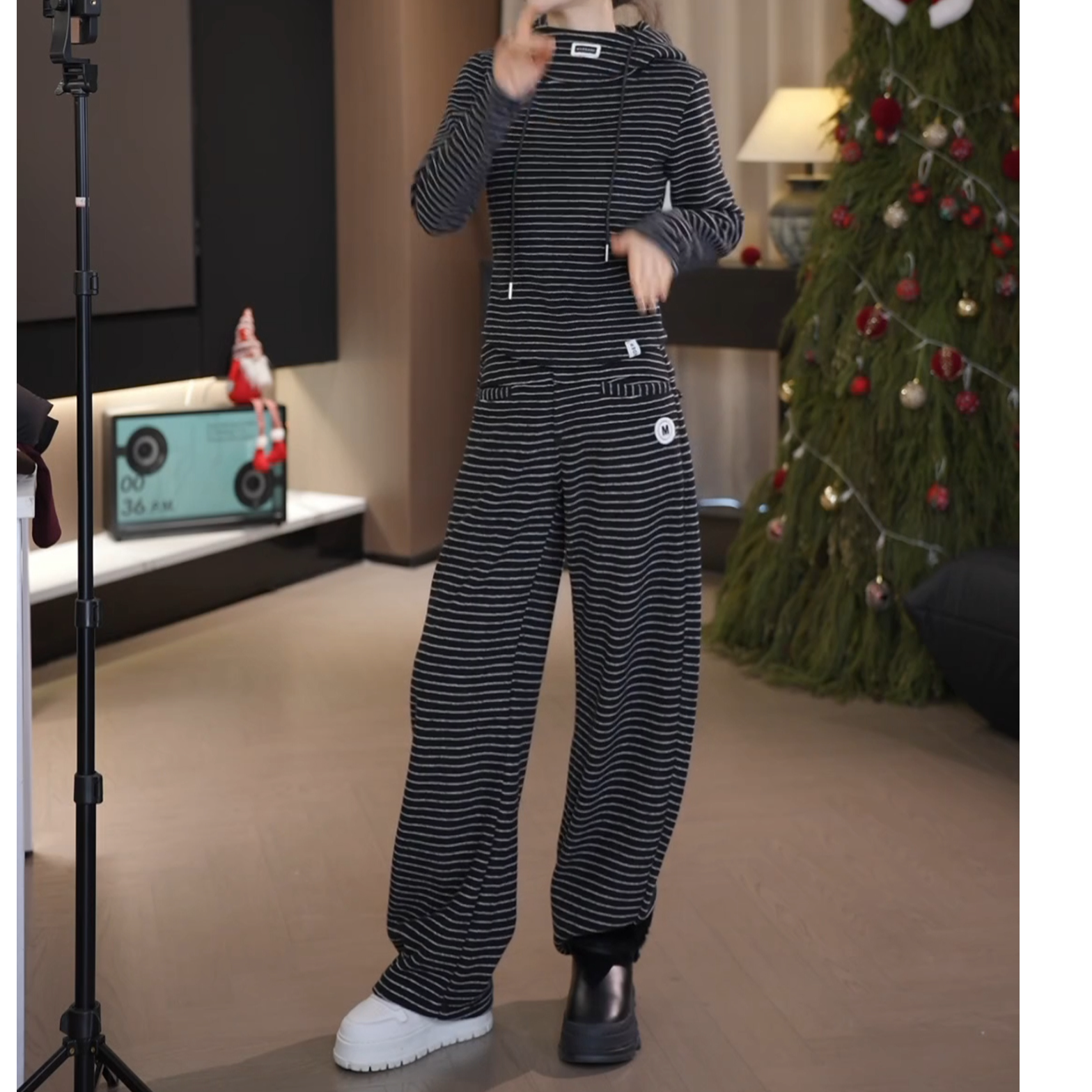 2024新款设计磨毛保暖层次高领帽衫+长裤套装LK2500766