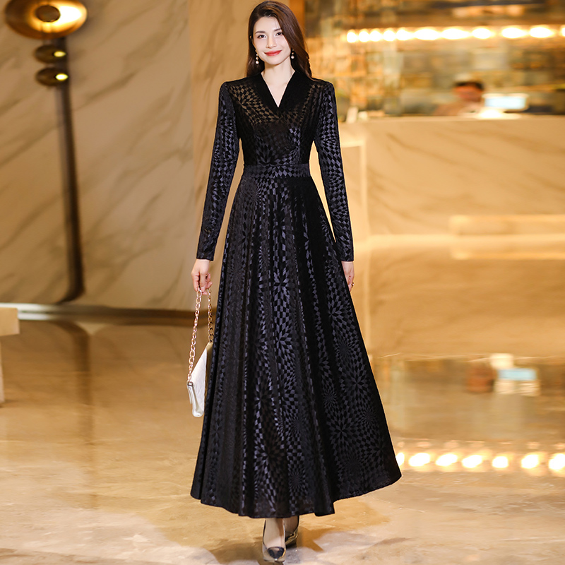 香衣丽华秋季新款长袖V领黑色格格丝绒大摆连衣裙修身显瘦