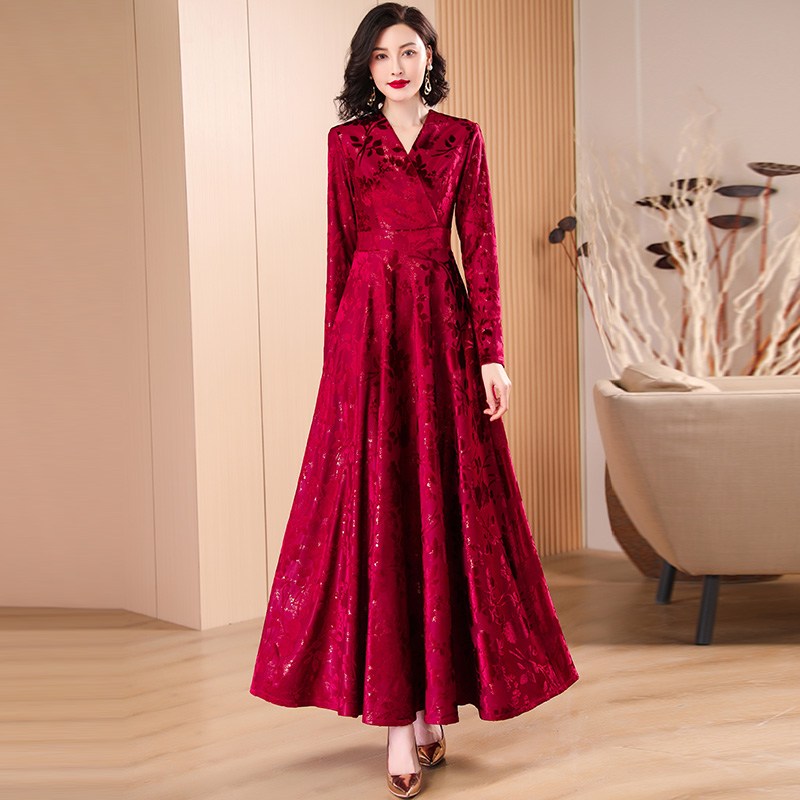 香衣丽华秋季新款酒红绣花大摆连衣裙修身显瘦秋季长裙