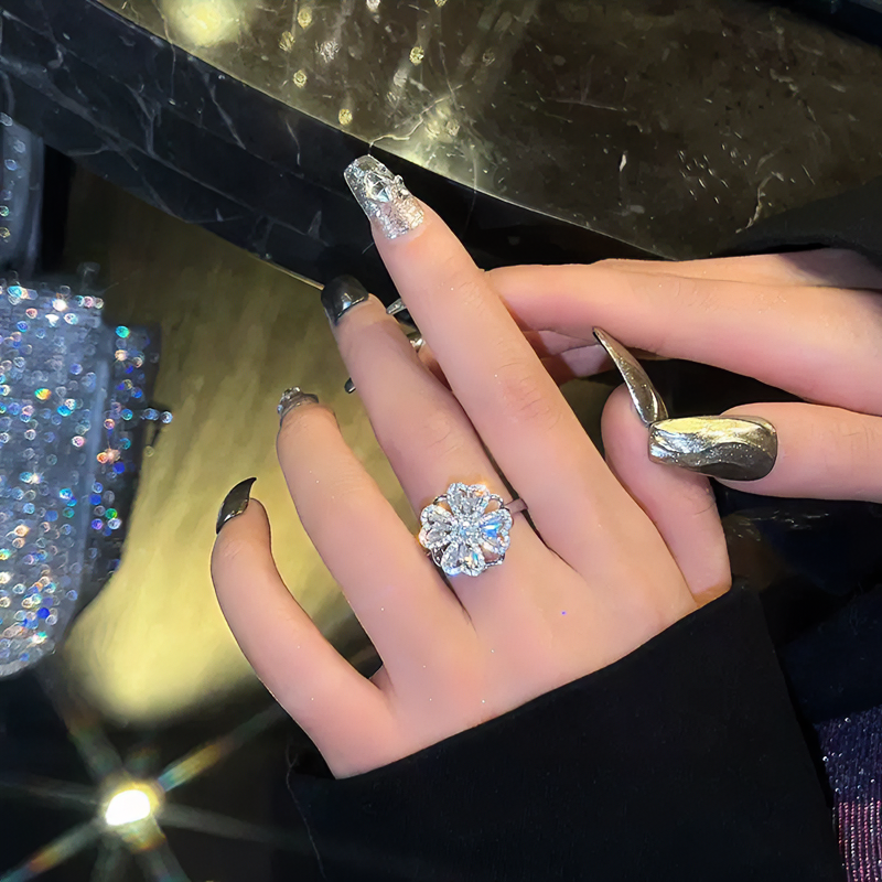 铜合金合成锆石戒指 四叶草幸运守护~轻奢高级满钻花朵旋转戒指