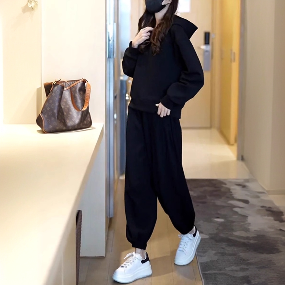 2025早秋新款小个子穿搭百搭显瘦遮肉连帽卫衣女气质休闲裤两件套