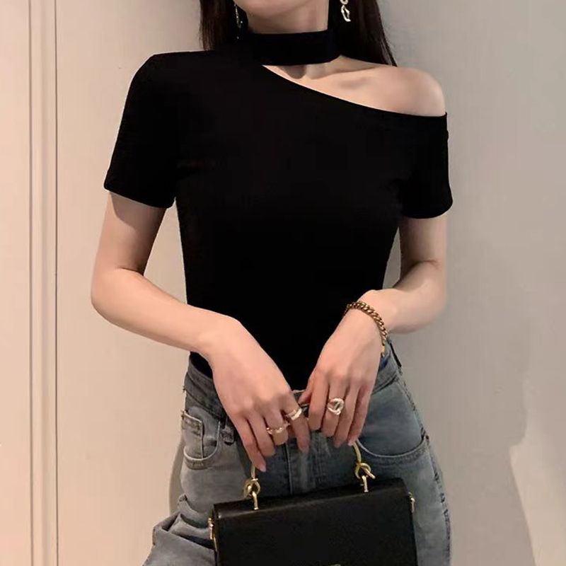 黑色露肩挂脖上衣女夏季24新款设计感小众修身显瘦不规则短袖t恤